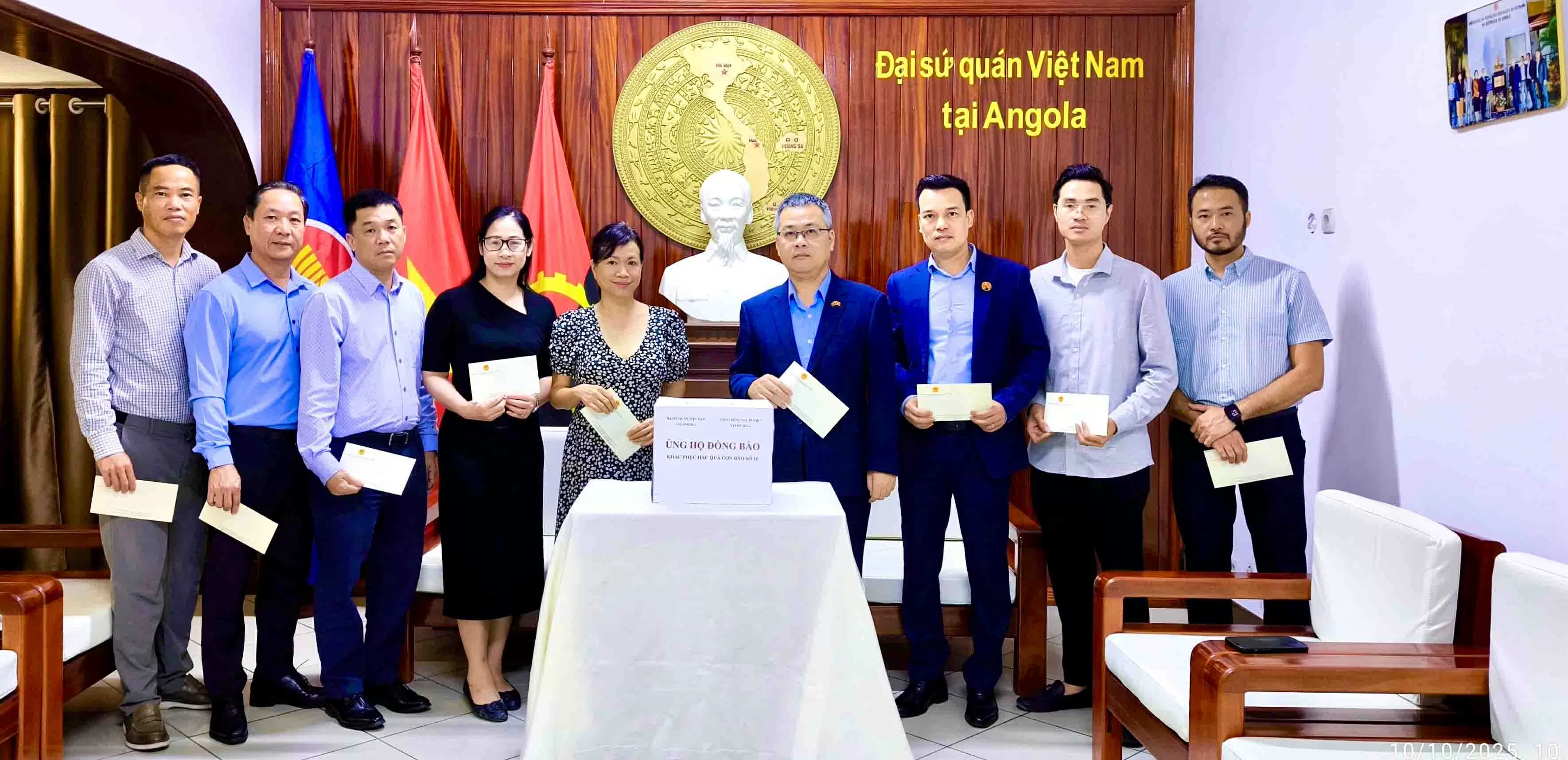 Đại sứ quán Việt Nam tại Angola quyên góp ủng hộ đồng bào khắc phục bão lũ