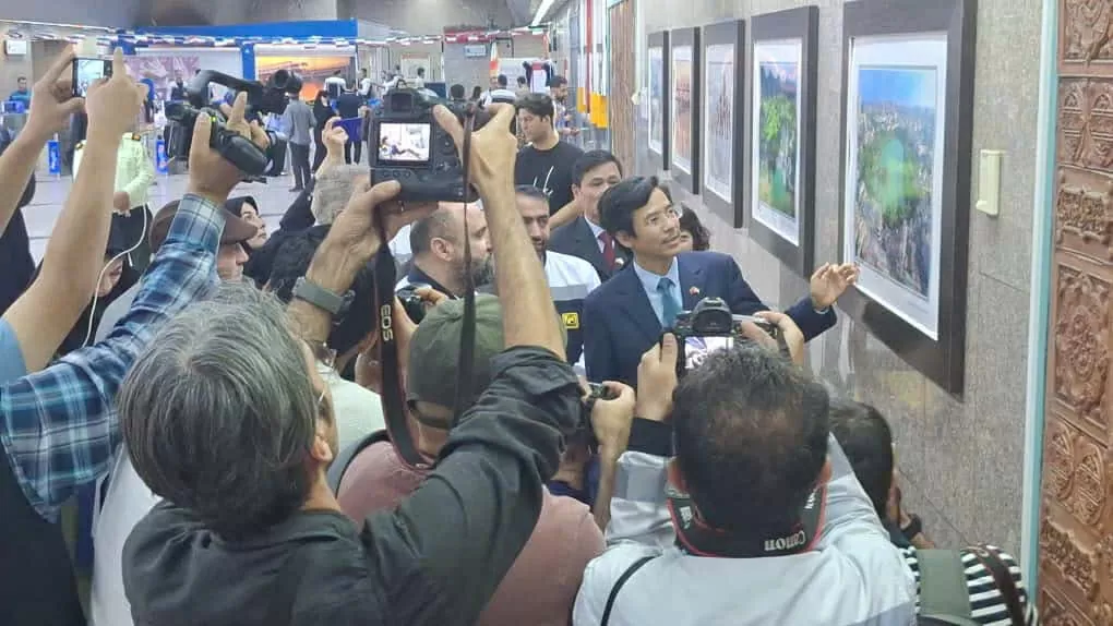 Khai mạc Triển lãm ảnh 'Việt Nam: Vẻ đẹp và sức sống vĩnh cửu' tại ga tàu điện ngầm ở thủ đô Tehran, Iran Khai mạc Triển lãm ảnh 'Việt Nam: Vẻ đẹp và sức sống vĩnh cửu' tại ga tàu điện ngầm ở thủ đô Tehran, Iran