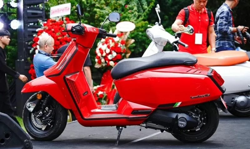 Lambretta X125 có kích thước nhỉnh hơn đôi chút so với Vespa Sprint 125. Lambretta X125 có kích thước nhỉnh hơn đôi chút so với Vespa Sprint 125.