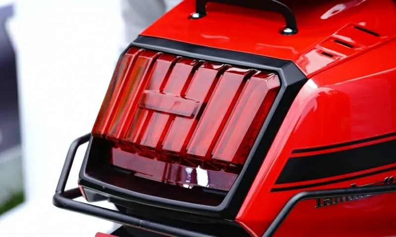 Đèn hậu LED vuông vức kích thước lớn trên Lambretta X125. Đèn hậu LED vuông vức kích thước lớn trên Lambretta X125.