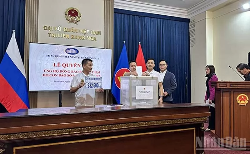 Vietnamese community in Russia raises funds to support flood victims Vietnamese community in Russia raises funds to support flood victims