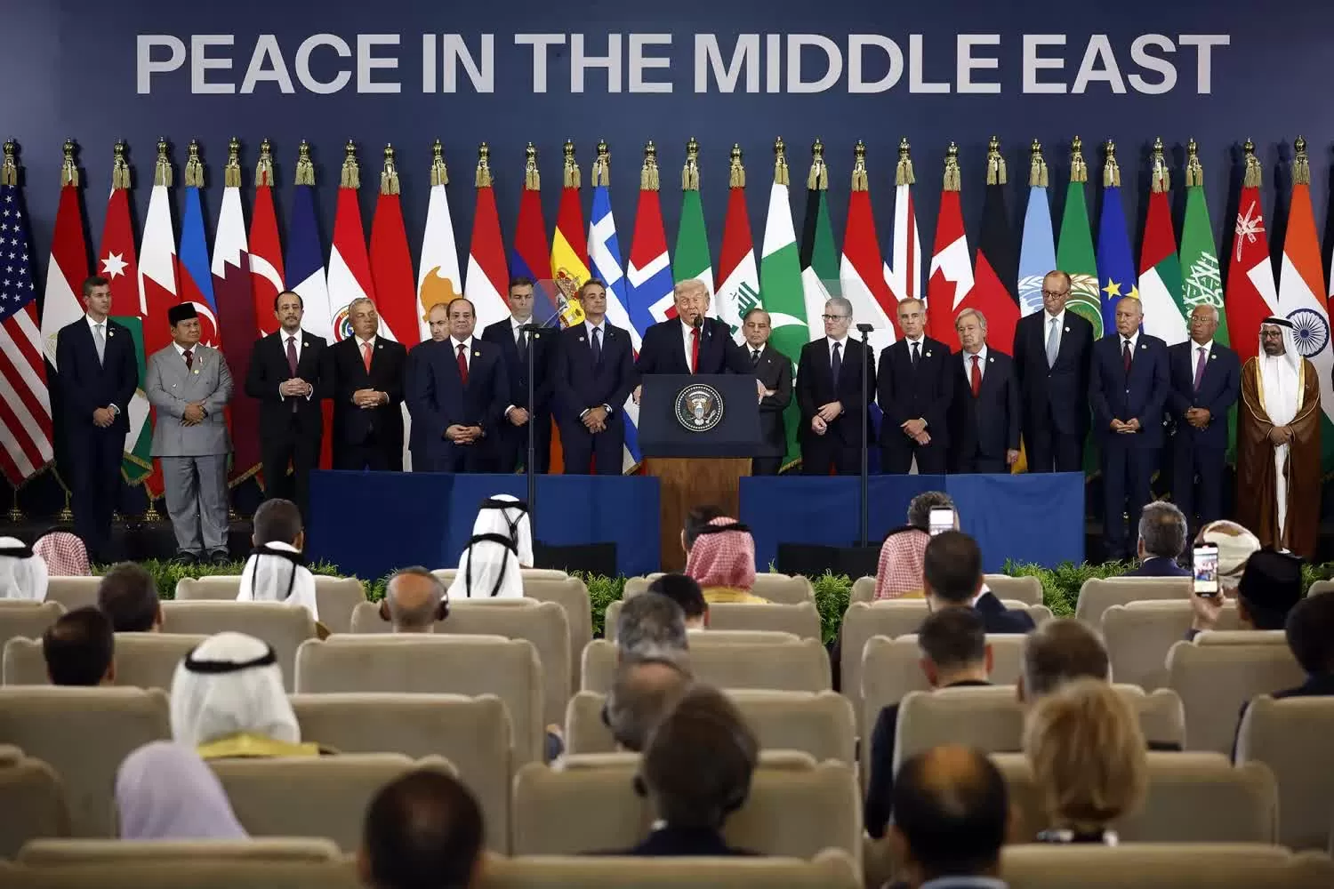 Các bên trung gian chính thức ký kết thỏa thuận ngừng bắn Gaza, Tổng thống Trump chỉ điểm bước tiếp theo