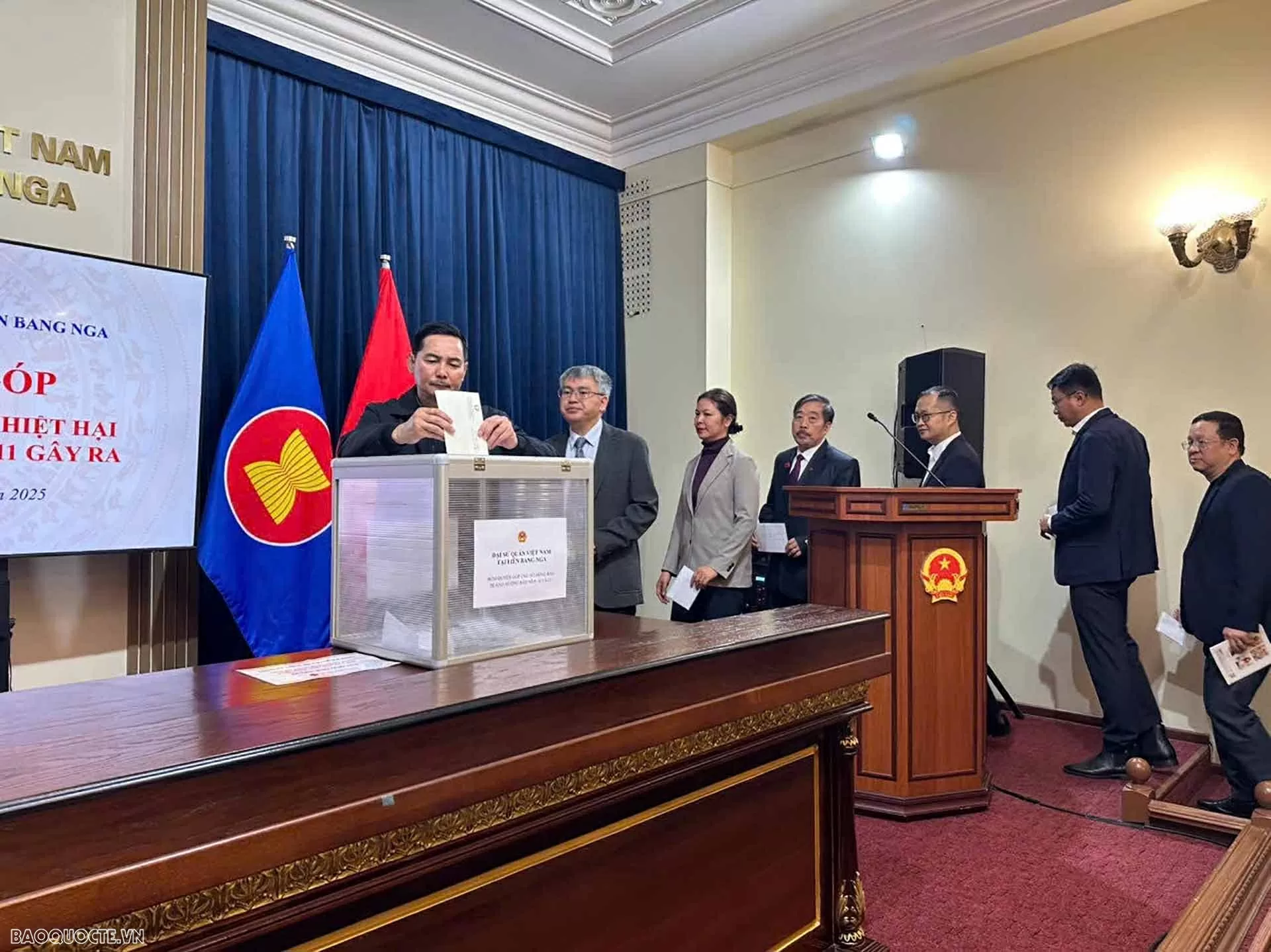 Vietnamese community in Russia raises funds to support flood victims Vietnamese community in Russia raises funds to support flood victims