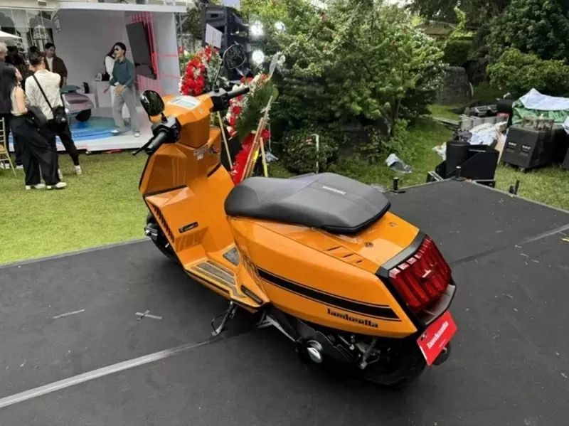 Lambretta X300 vẫn giữ được nét tinh tế đặc trưng của dòng xe tay ga Ý. Lambretta X300 vẫn giữ được nét tinh tế đặc trưng của dòng xe tay ga Ý.