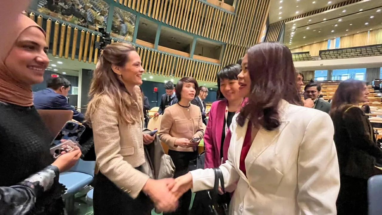 Bạn bè quốc tế chúc mừng đoàn Việt Nam.