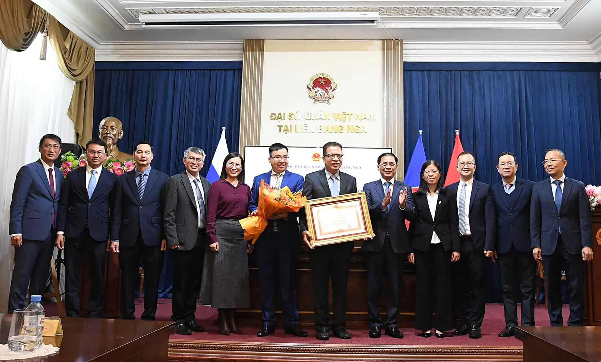 Phó Thủ tướng Bùi Thanh Sơn gặp gỡ cán bộ, nhân viên Đại sứ quán Việt Nam tại Liên bang Nga