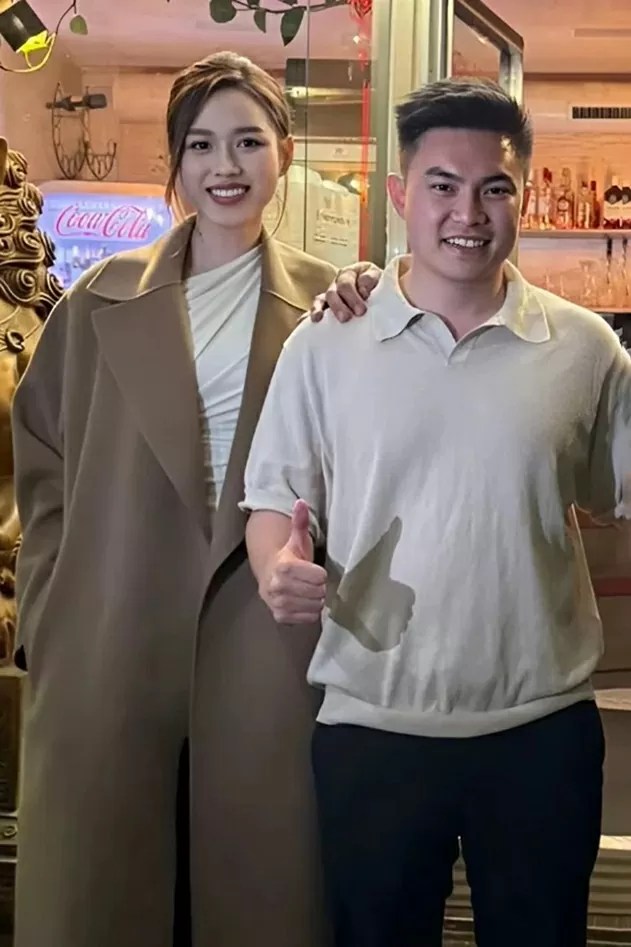 Hoa hậu Đỗ Thị Hà sắp kết hôn với doanh nhân Nguyễn Viết Vương, 31 tuổi, là Tổng Giám đốc tập đoàn Sơn Hải. Đây là doanh nghiệp được thành lập vào tháng 4/1998, có trụ sở tại tỉnh Quảng Bình (cũ). Sơn Hải khởi đầu với lĩnh vực xây dựng công trình giao thông, sau đó mở rộng sang xây dựng dân dụng, bất động sản... Trước khi trở thành Hoa hậu Đỗ Thị Hà nhan sắc xinh đẹp, phong cách thời trang sang chảnh trước ngày kết hôn