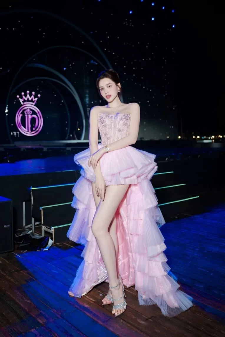 Thời trang sang chảnh của Hoa hậu Đỗ Thị Hà trước kết hôn Thời trang sang chảnh của Hoa hậu Đỗ Thị Hà trước kết hôn