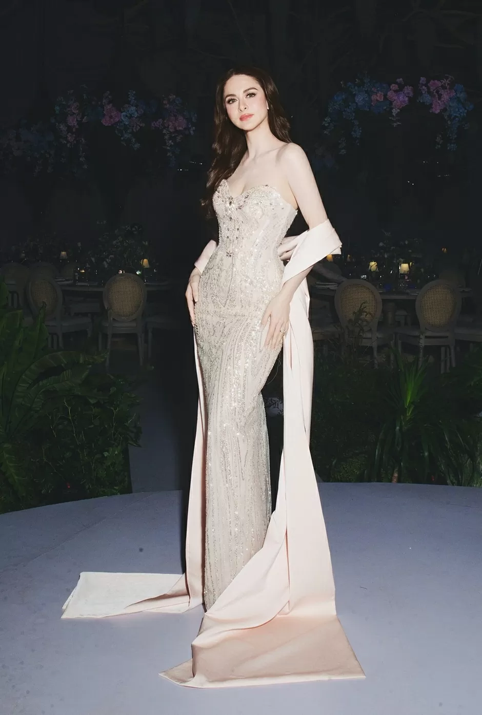 Marian Rivera diện đầm corset nhấn eo, được may riêng hơn hai tháng trước, đính hơn 1.000 viên đá pha lê và cườm bạc. Nhà thiết kế Trà Linh chuẩn bị thêm khăn choàng lụa màu kem sữa để hoàn thiện tổng thể trang phục. Marian Rivera diện đầm corset nhấn eo, được may riêng hơn hai tháng trước, đính hơn 1.000 viên đá pha lê và cườm bạc. Nhà thiết kế Trà Linh chuẩn bị thêm khăn choàng lụa màu kem sữa để hoàn thiện tổng thể trang phục.