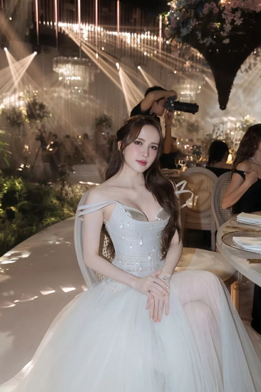 Marian Rivera thần thái sang trọng, làn da trắng sứ trên thảm đỏ thời trang nhà thiết kế Trà Linh Marian Rivera thần thái sang trọng, làn da trắng sứ trên thảm đỏ thời trang nhà thiết kế Trà Linh