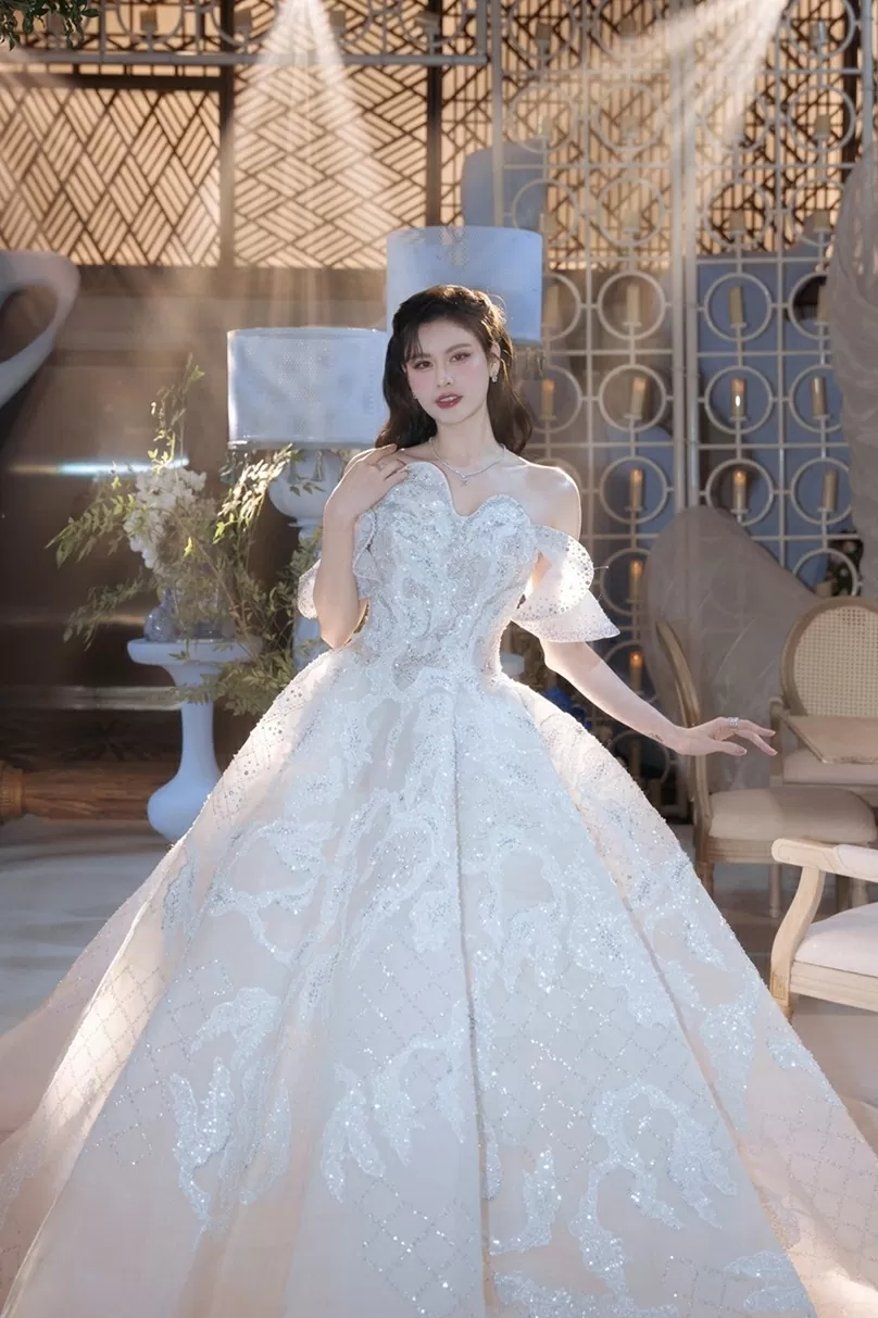 Marian Rivera thần thái sang trọng, làn da trắng sứ trên thảm đỏ thời trang nhà thiết kế Trà Linh Marian Rivera thần thái sang trọng, làn da trắng sứ trên thảm đỏ thời trang nhà thiết kế Trà Linh