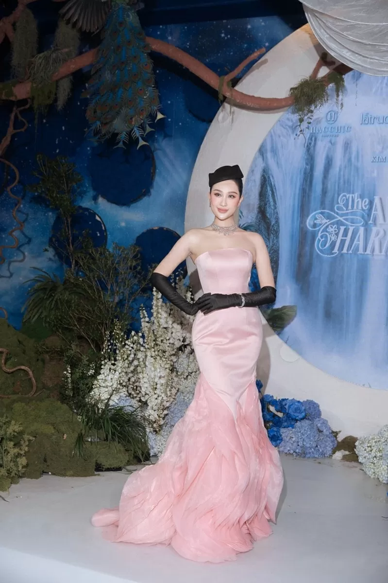 Marian Rivera thần thái sang trọng, làn da trắng sứ trên thảm đỏ thời trang nhà thiết kế Trà Linh Marian Rivera thần thái sang trọng, làn da trắng sứ trên thảm đỏ thời trang nhà thiết kế Trà Linh