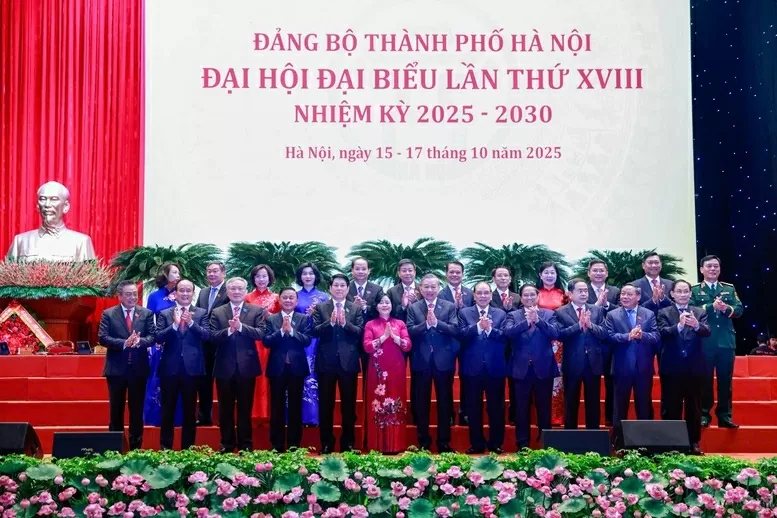 Các đồng chí lãnh đạo, nguyên lãnh đạo Đảng, Nhà nước chụp ảnh lưu niệm với lãnh đạo TP. Hà Nội. (Ảnh: Nhật Bắc)