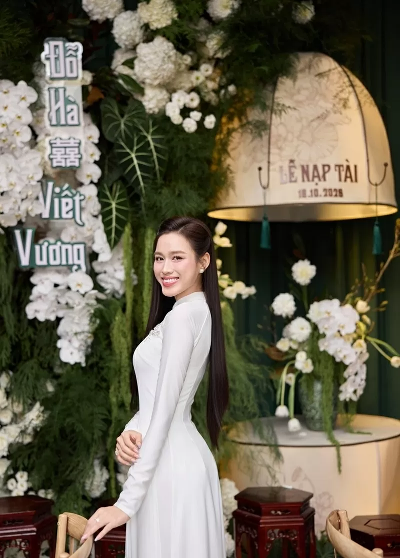 Hoa hậu Đỗ Thị Hà rạng rỡ trong lễ ăn hỏi