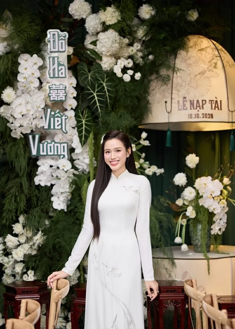 Hoa hậu Đỗ Thị Hà rạng rỡ trong lễ ăn hỏi Hoa hậu Đỗ Thị Hà rạng rỡ trong lễ ăn hỏi