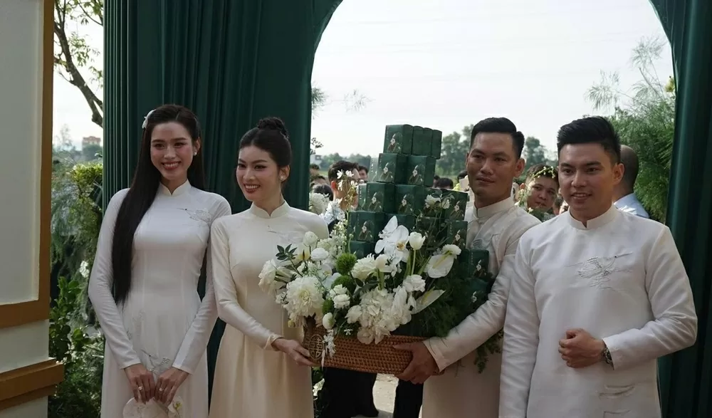 Hoa hậu Đỗ Thị Hà rạng rỡ trong lễ ăn hỏi Hoa hậu Đỗ Thị Hà rạng rỡ trong lễ ăn hỏi
