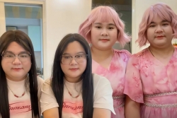 Cặp vợ chồng cửa hàng thuốc thảo dược có vẻ ngoài giống nhau đến khó tin
