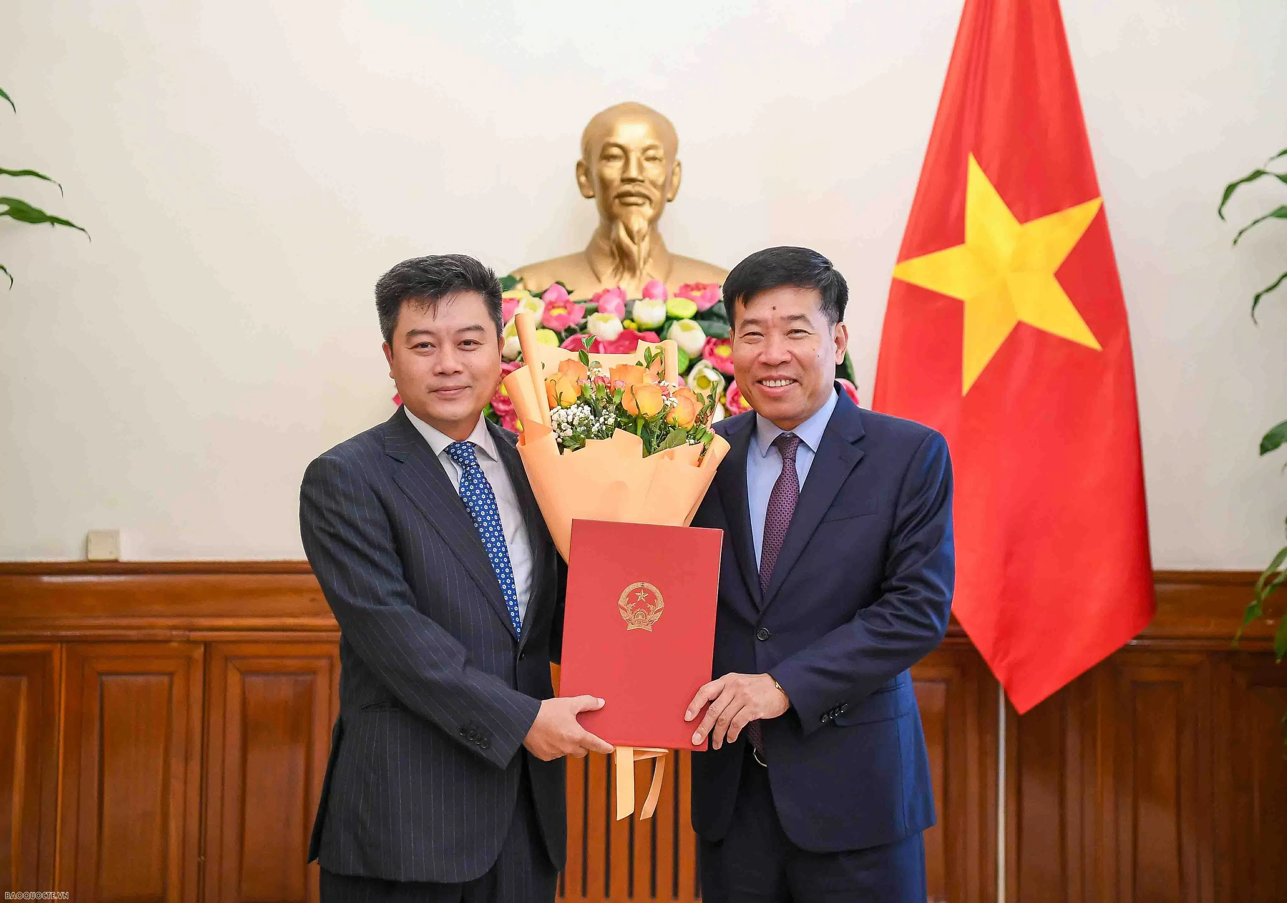 Lãnh đạo Bộ Ngoại giao trao quyết định điều động, bổ nhiệm cán bộ cấp Vụ
