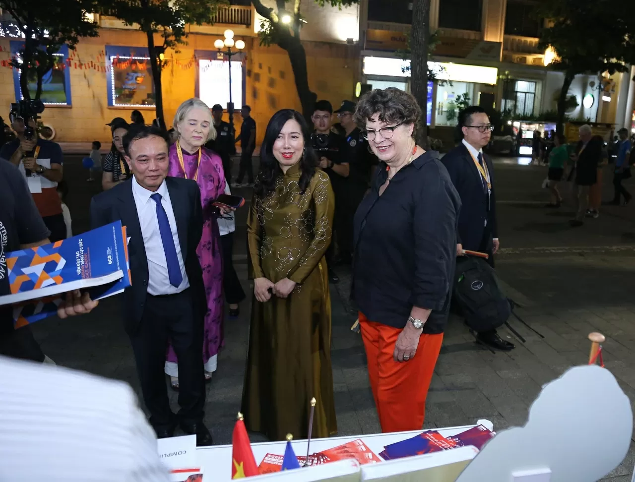 Thứ trưởng Ngoại giao Lê Thị Thu Hằng và Đại sứ Helga Margarete Barth ký tên và chụp bức