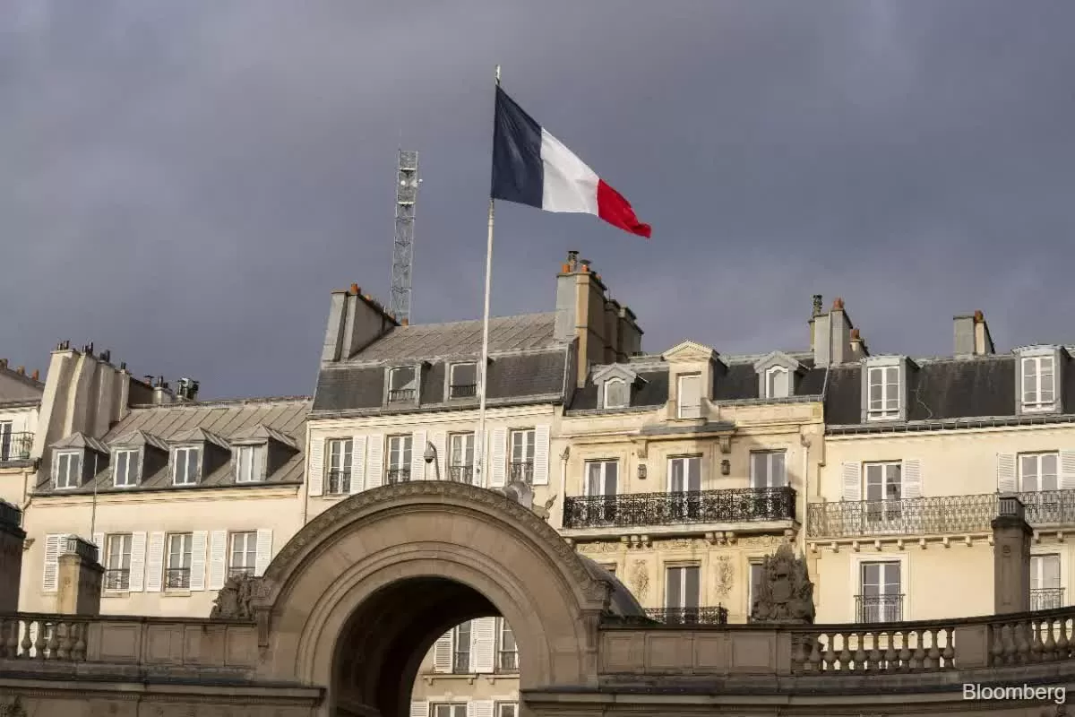 Pháp bị S&P hạ xếp hạn tín nhiệm