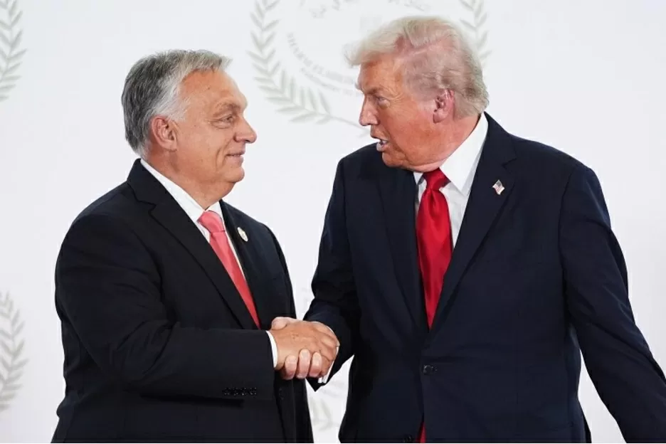 Tổng thống Donald Trump chào đón Thủ tướng Hungary Viktor Orbán trong hội nghị thượng đỉnh tại Sharm El Sheikh, Ai Cập vào đầu tháng này. (Nguồn: Getty Images)