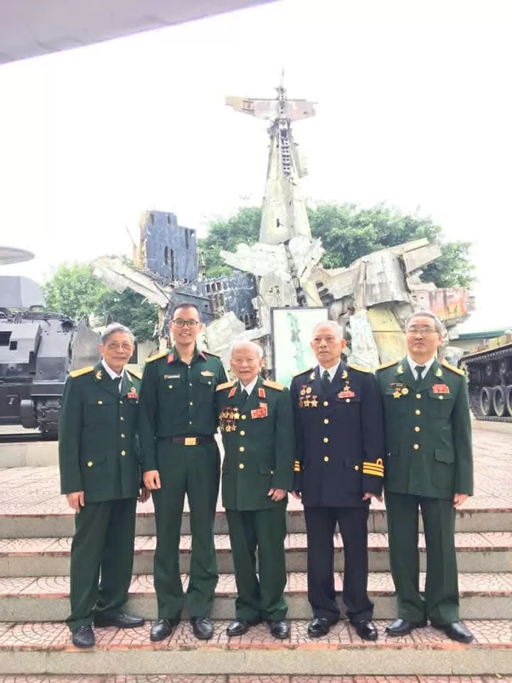 Tác giả Đinh Quốc Kỳ (bìa trái) và Thiếu tướng Huỳnh Đắc Hương ( đứng giữa thứ 3 từ trái sang phải) nguyên chính ủy đầu tiên của F1QGPMNVN. (Ảnh TGCC) Tác giả Đinh Quốc Kỳ (bìa trái) và Thiếu tướng Huỳnh Đắc Hương ( đứng giữa thứ 3 từ trái sang phải) nguyên chính ủy đầu tiên của F1QGPMNVN. (Ảnh TGCC)