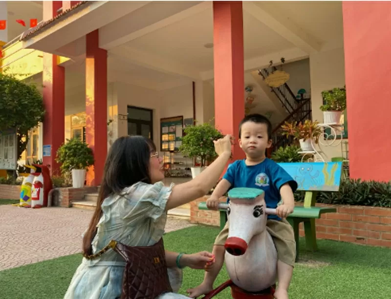 Vẻ đẹp phụ nữ Việt Nam tỏa sáng qua từng khoảnh khắc lao động Vẻ đẹp phụ nữ Việt Nam tỏa sáng qua từng khoảnh khắc lao động