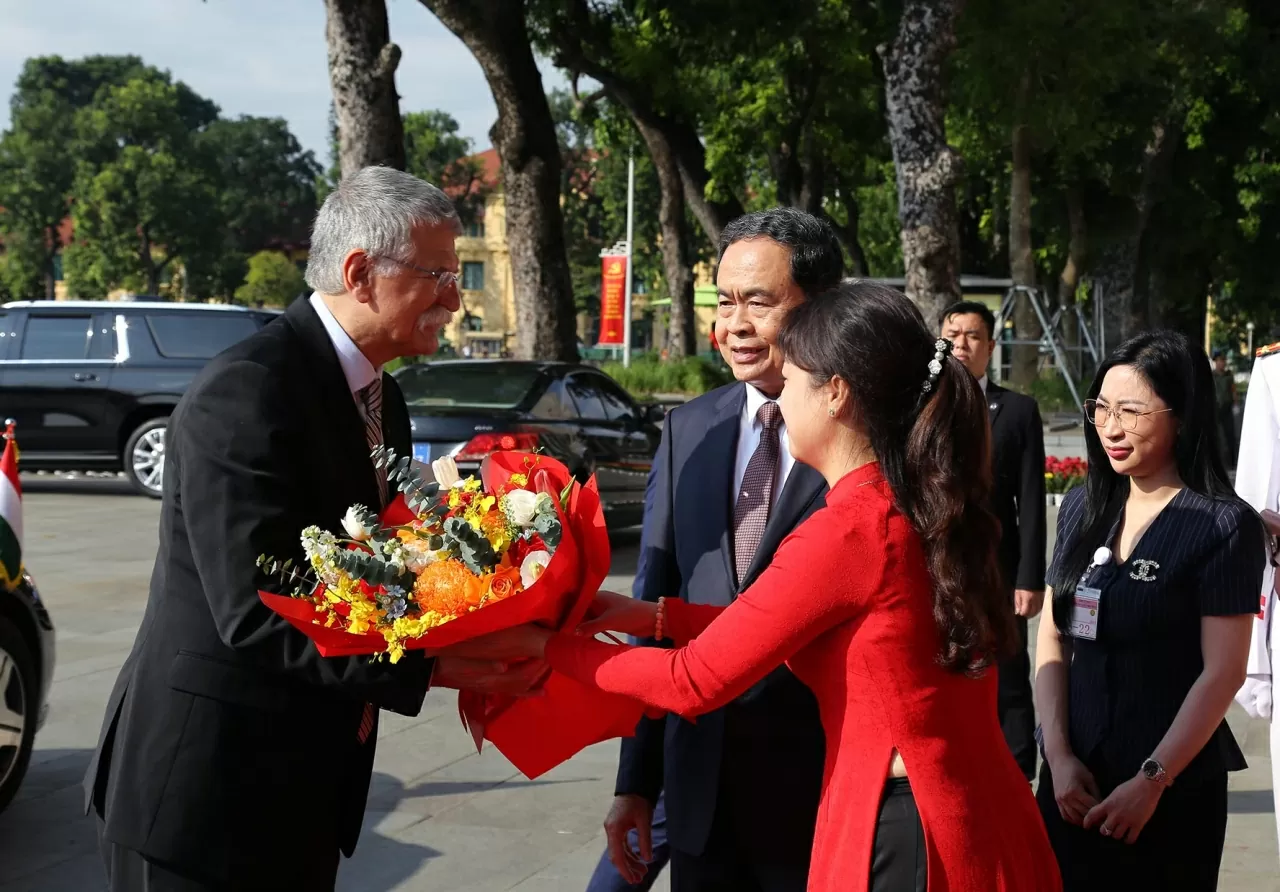 Chủ tịch Quốc hội Trần Thanh Mẫn gửi tặng bó hoa tươi thắm nhân dịp Chủ tịch Quốc hội Hungary Kover Laszlo thăm chính thức Việt Nam. (Ảnh: Thành Long) Chủ tịch Quốc hội Trần Thanh Mẫn gửi tặng bó hoa tươi thắm nhân dịp Chủ tịch Quốc hội Hungary Kover Laszlo thăm chính thức Việt Nam. (Ảnh: Thành Long)