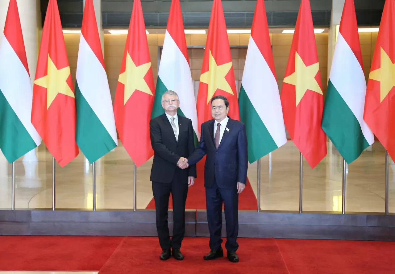Chuyến thăm lần này không chỉ thể hiện sự coi trọng mà còn khẳng định quyết tâm của Lãnh đạo cấp cao Hungary tiếp tục làm sâu sắc hơn nữa quan hệ Đối tác toàn diện Việt Nam-Hungary, đưa quan hệ hai nước ngày càng đi vào chiều sâu và hiệu quả. Chuyến thăm lần này không chỉ thể hiện sự coi trọng mà còn khẳng định quyết tâm của Lãnh đạo cấp cao Hungary tiếp tục làm sâu sắc hơn nữa quan hệ Đối tác toàn diện Việt Nam-Hungary, đưa quan hệ hai nước ngày càng đi vào chiều sâu và hiệu quả.