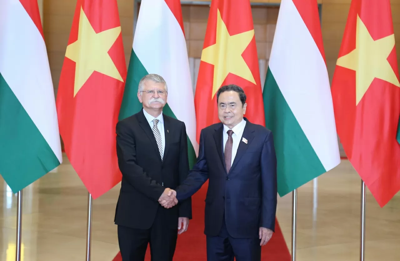 Chủ tịch Quốc hội Trần Thanh Mẫn chủ trì Lễ đón Chủ tịch Quốc hội Hungary Kover Laszlo chụp bức ảnh lưu niệm. (Ảnh: Thành Long) Chủ tịch Quốc hội Trần Thanh Mẫn chủ trì Lễ đón Chủ tịch Quốc hội Hungary Kover Laszlo chụp bức ảnh lưu niệm. (Ảnh: Thành Long)