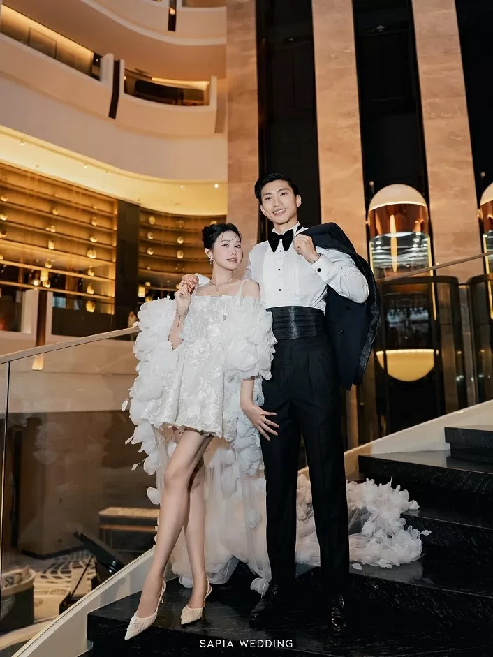 Gia đình Văn Hậu chụp ảnh kỷ niệm hai năm ngày cưới