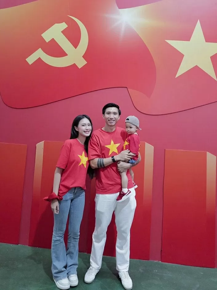 Gia đình Văn Hậu chụp ảnh kỷ niệm hai năm ngày cưới