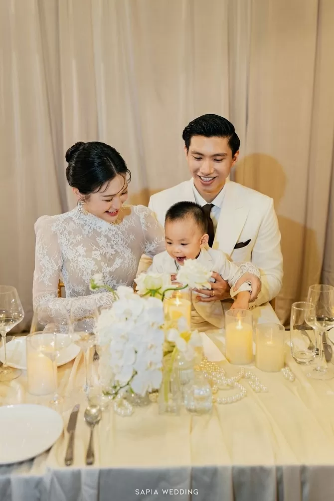 Gia đình Văn Hậu chụp ảnh kỷ niệm hai năm ngày cưới