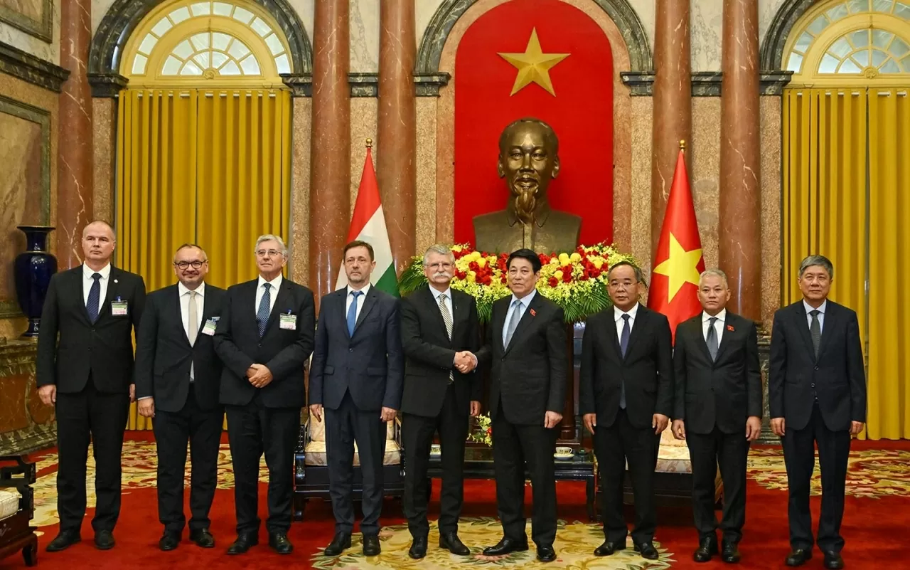 Chủ tịch nước Lương Cường và Chủ tịch Quốc hội Hungary Kover Laszlo với các đại biểu tham dự buổi tiếp.