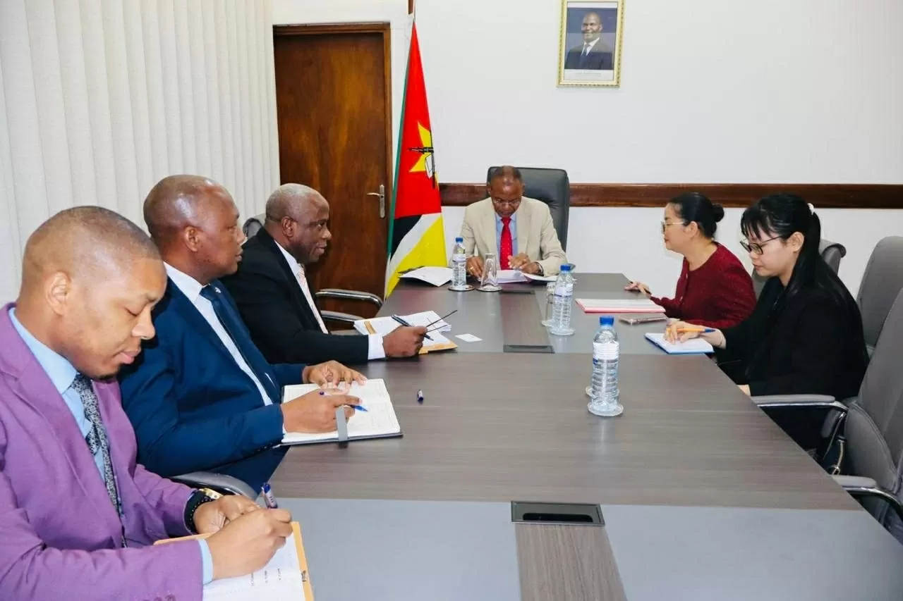 Đại sứ Việt Nam tại Mozambique Trần Thị Thu Thìn làm việc với Bộ trưởng Bộ Nội vụ Mozambique