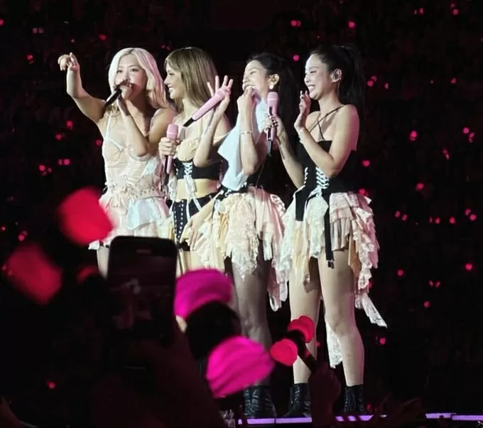 Sau đêm diễn, bạn trai nhà tỷ phú đón Lisa BlackPink bằng máy bay riêng