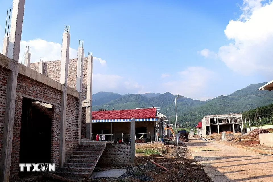 Những ngôi nhà của người dân được thiết kế xây dựng dạng nhà sàn, cao ráo, sạch đẹp.