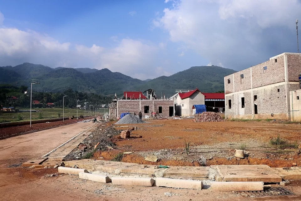 Những ngôi nhà mới tại khu tái định cư bảo đảm không gian đúng quy hoạch. Những ngôi nhà mới tại khu tái định cư bảo đảm không gian đúng quy hoạch.