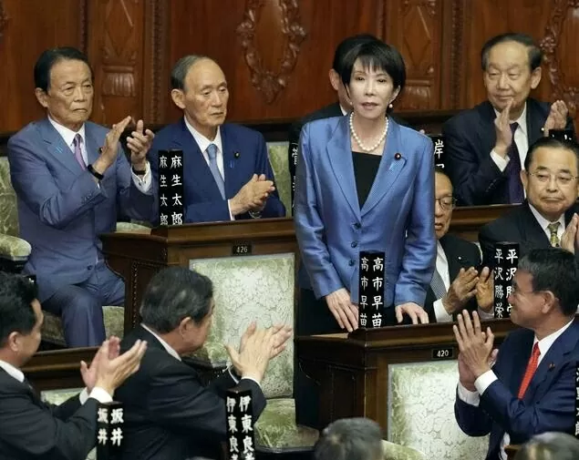 Sanae Takaichi (đứng), lãnh đạo Đảng Dân chủ Tự do cầm quyền của Nhật Bản, được bầu làm nữ thủ tướng đầu tiên của Nhật Bản trong phiên họp toàn thể của Hạ viện tại Tokyo vào ngày 21 tháng 10 năm 2025. (Kyodo) Sanae Takaichi (đứng), lãnh đạo Đảng Dân chủ Tự do cầm quyền của Nhật Bản, được bầu làm nữ thủ tướng đầu tiên của Nhật Bản trong phiên họp toàn thể của Hạ viện tại Tokyo vào ngày 21 tháng 10 năm 2025. (Kyodo)