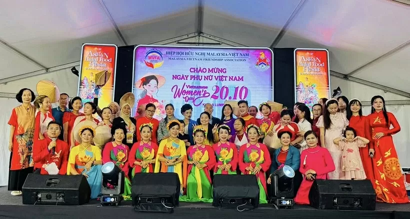 Vẻ đẹp Việt tỏa sáng tại không gian Lễ hội Văn hóa ASEAN Vẻ đẹp Việt tỏa sáng tại không gian Lễ hội văn hóa ASEAN
