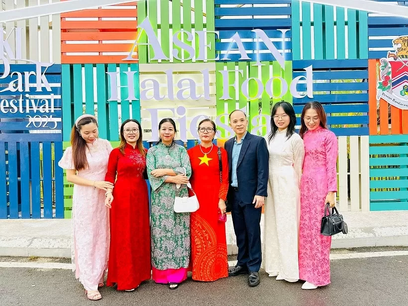 Vẻ đẹp Việt tỏa sáng tại không gian Lễ hội Văn hóa ASEAN Vẻ đẹp Việt tỏa sáng tại không gian Lễ hội văn hóa ASEAN