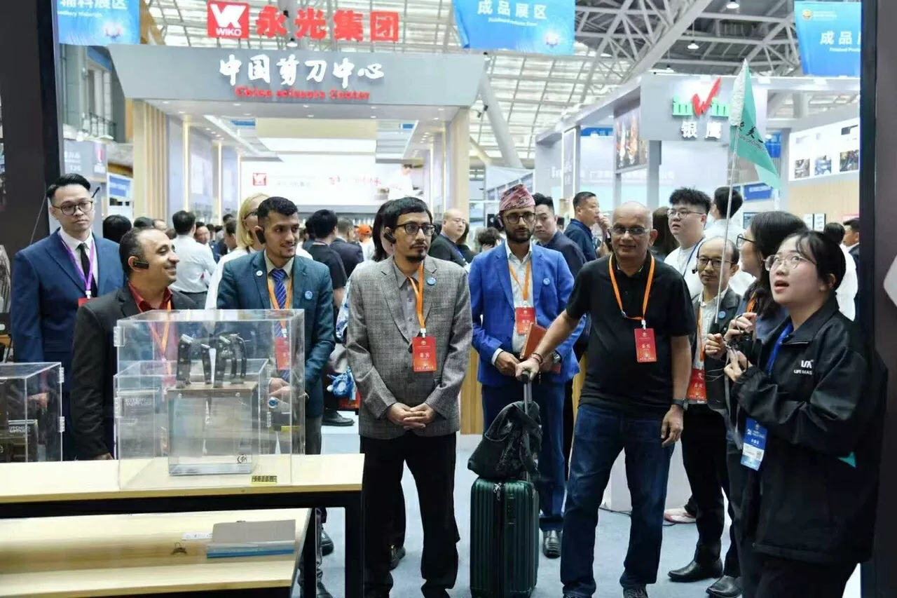 Tổng Lãnh sự quán Việt Nam tại Quảng Châu tham dự Triển lãm công cụ kim loại quốc tế Trung Quốc (Dương Giang) lần thứ 24