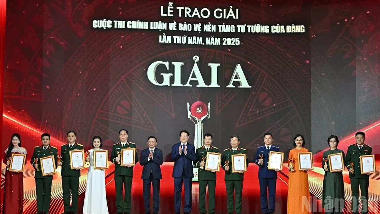 Chủ tịch nước dự Lễ trao giải Cuộc thi Chính luận về Bảo vệ nền tảng tư tưởng của Đảng lần thứ Năm Chủ tịch nước dự Lễ trao giải Cuộc thi Chính luận về Bảo vệ nền tảng tư tưởng của Đảng lần thứ Năm