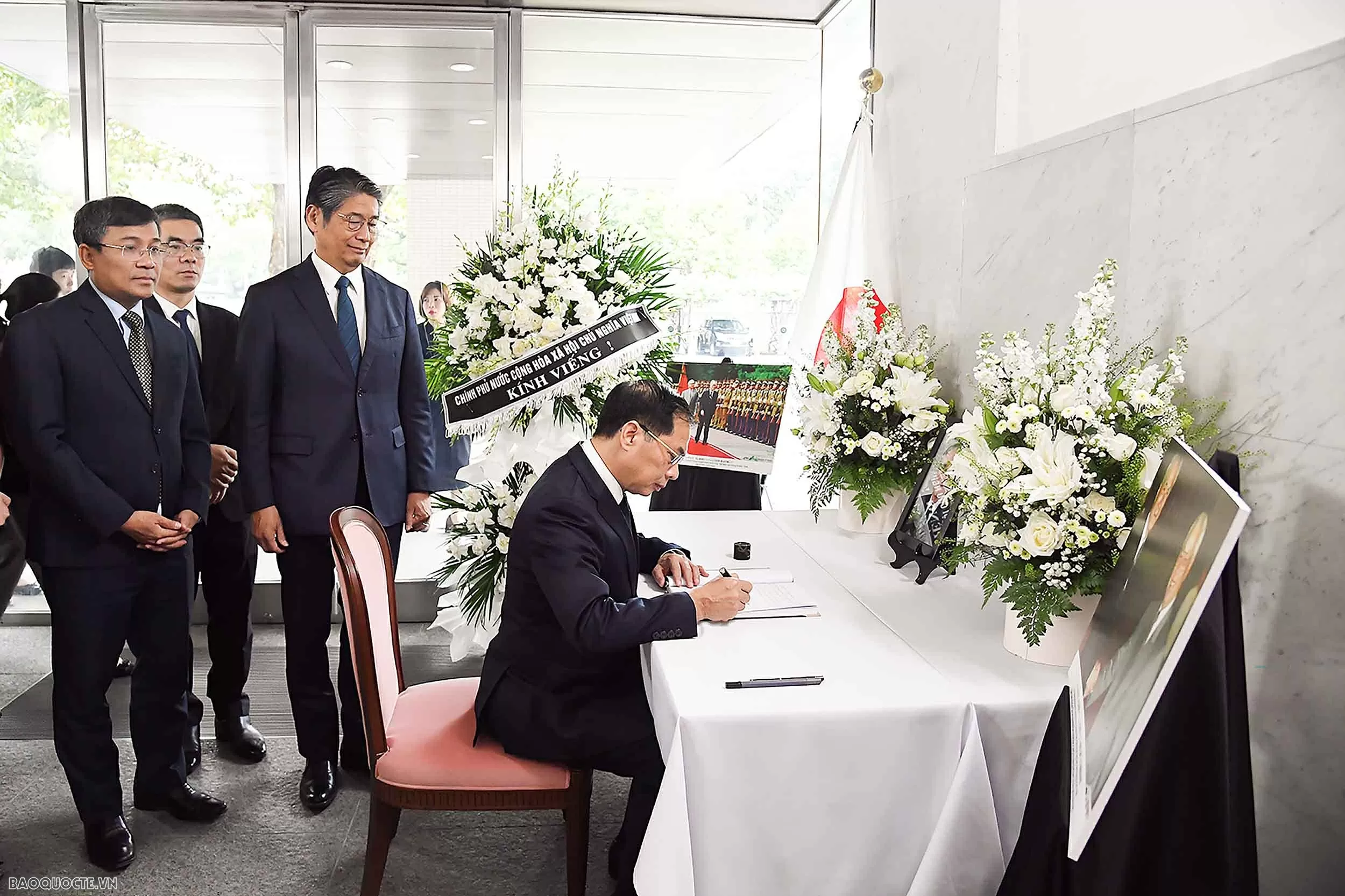 Phó Thủ tướng Bùi Thanh Sơn viếng nguyên Thủ tướng Nhật Bản Murayama Tomiichi