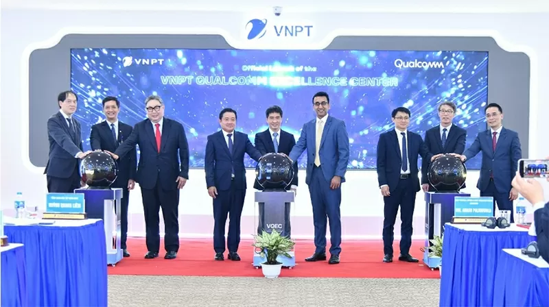 Lãnh đạo cấp cao của VNPT, Qualcommvà các đại biểu nhấn nút khai trương  Trung tâm Xuất sắc VNPT – Qualcomm