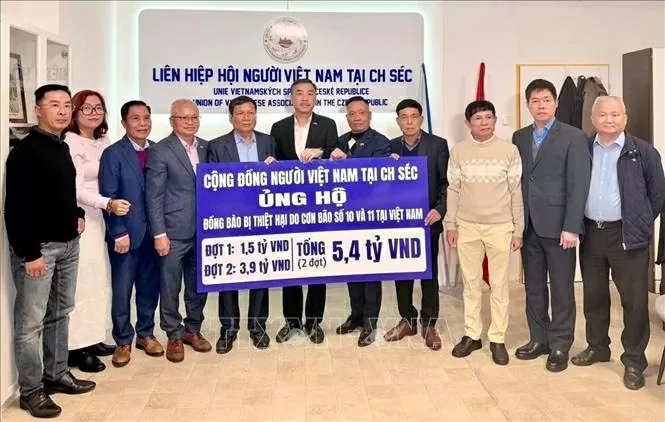 Vietnamese community in Czech donates 5.4 billion VND to support compatriots affected by typhoons Vietnamese community in Czech donates 5.4 billion VND to support compatriots affected by typhoons