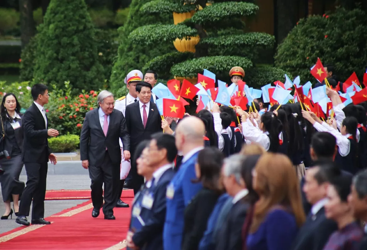 Chủ tịch nước Lương Cường và Tổng thư ký Liên hợp quốc António Guterres vẫy tay chào các cháu học sinh. (Ảnh: Thành Long)