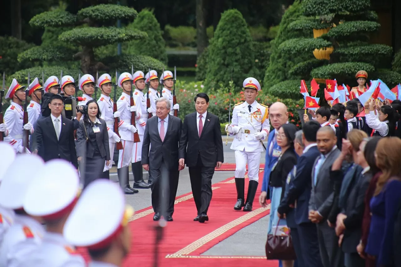 Toàn cảnh Lễ đón. (Ảnh: Thành Long) Toàn cảnh Lễ đón. (Ảnh: Thành Long)