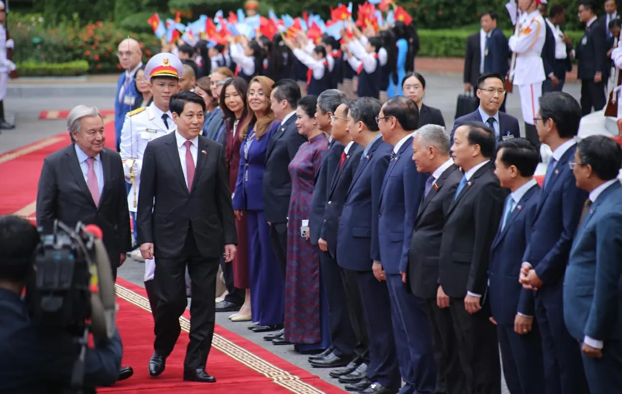 Chủ tịch nước Lương Cường và Tổng thư ký Liên hợp quốc (LHQ) António Guterres đi dọc đoàn đại biểu. (Ảnh: Thành Long) Chủ tịch nước Lương Cường và Tổng thư ký Liên hợp quốc (LHQ) António Guterres đi dọc đoàn đại biểu. (Ảnh: Thành Long)