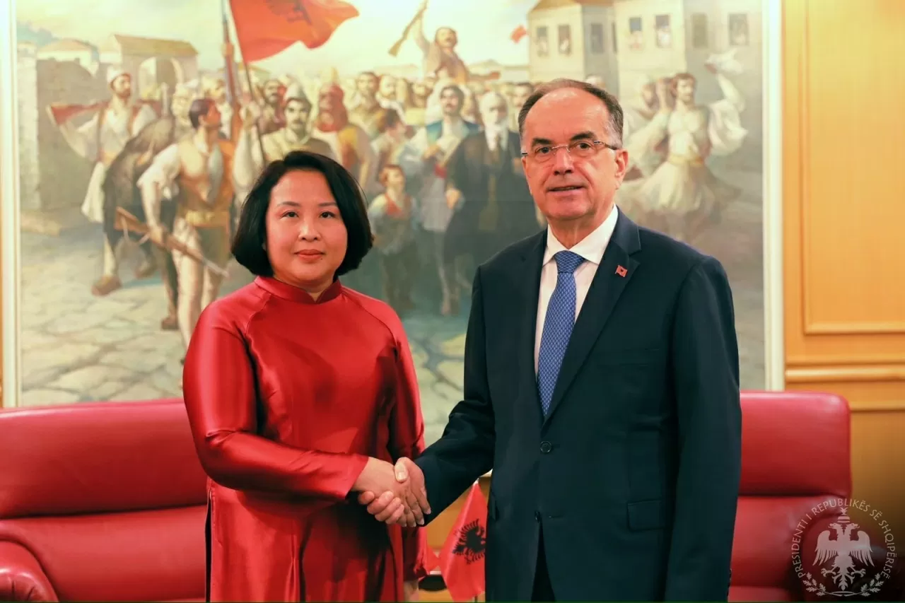 Đại sứ Việt Nam trình Quốc thư lên Tổng thống Albania Đại sứ Việt Nam trình Quốc thư lên Tổng thống Albania